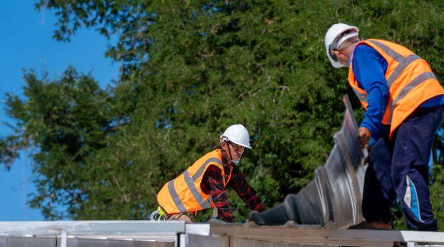 Professional gutter cleaning in Hayward, CA